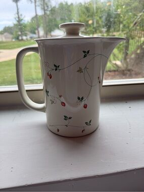 Ceramic Strawberry Vine Coffee Pot - Cream White